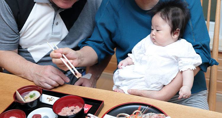 お食い初めは「いつ・どこで・誰と」する？