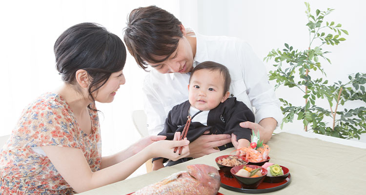 お宮参りの着物はレンタルが便利？母親の着物選びやレンタルの注意点も解説